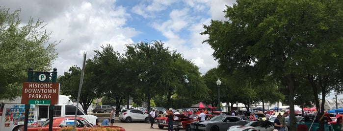 McKinney Town Square is one of Roberto'nun Beğendiği Mekanlar.