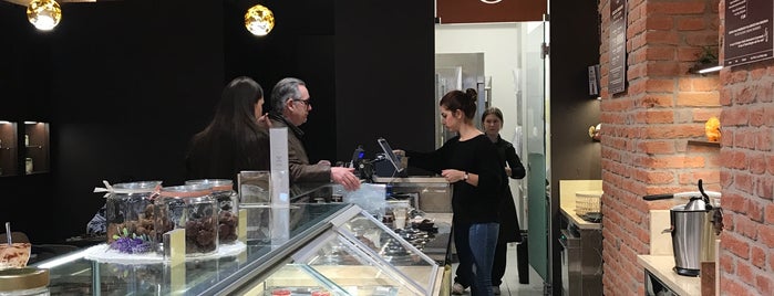 Grezzo Raw Chocolate is one of Pasticcerie vegan-friendly a Milano e dintorni.