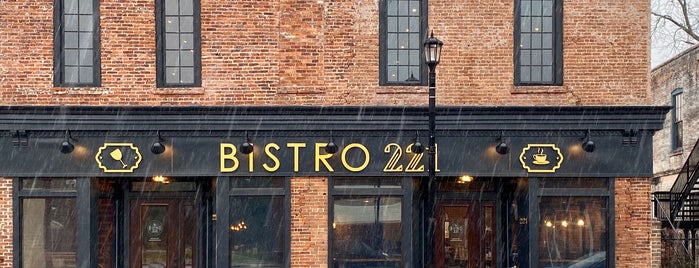 Bistro 221 is one of สถานที่ที่ Addison ถูกใจ.