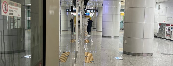 チョンゲサンイック駅 is one of 수도권 도시철도 1.