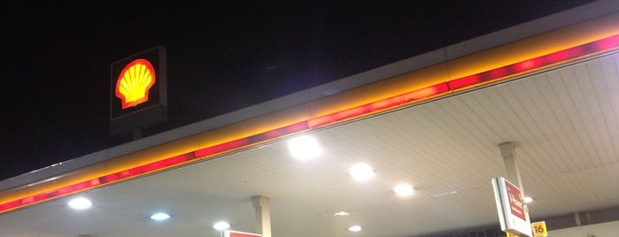 Shell Station is one of สถานที่ที่ Howard ถูกใจ.