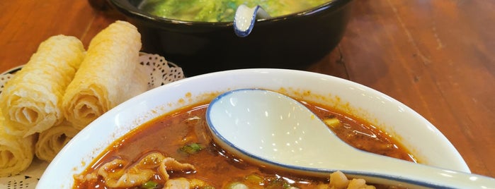 Yu Noodle Cuisine 渔米面坊 is one of Lugares favoritos de Tracy.
