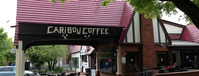 Caribou Coffee is one of Lugares favoritos de Emily.