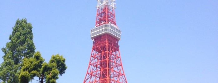 Torre de Tokio is one of Tokyo must sees.