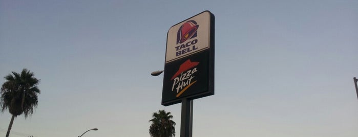 Taco Bell is one of Tempat yang Disukai Valerie.