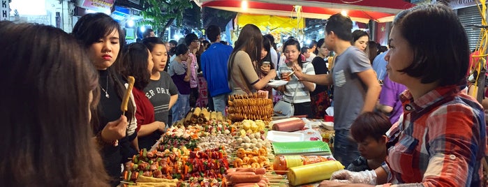 Chợ Đêm Đồng Xuân (Dong Xuan Night Market) is one of Hanoi.