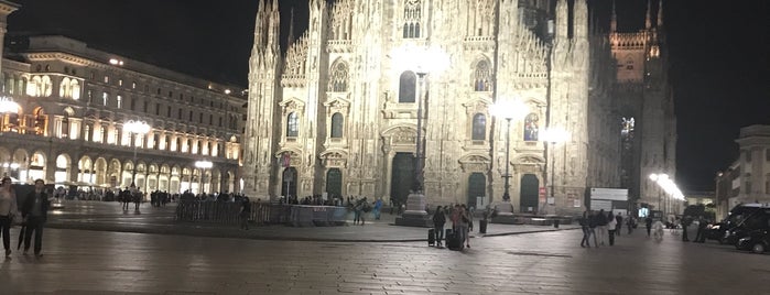 Piazza del Duomo is one of Tempat yang Disukai Daniele.