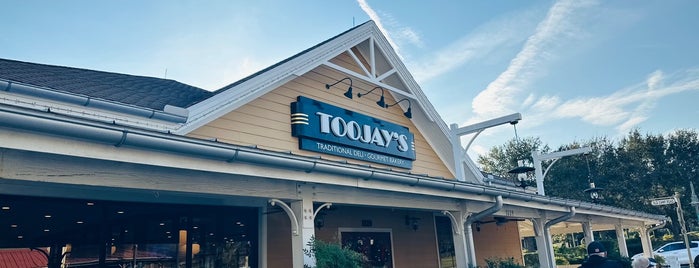 TooJay’s Deli • Bakery • Restaurant is one of สถานที่ที่ Lizzie ถูกใจ.