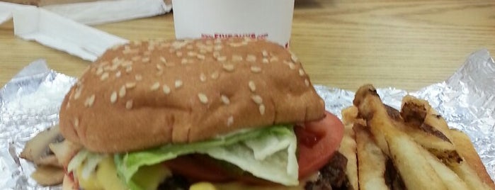 Five Guys is one of Lieux qui ont plu à Tess.