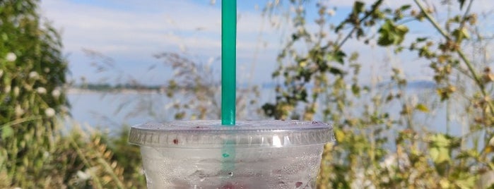 Starbucks is one of Füsunさんのお気に入りスポット.