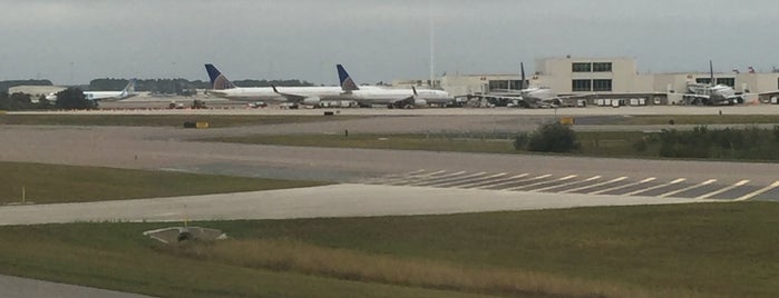 Bandar Udara Internasional Orlando (MCO) is one of Tempat yang Disukai James.