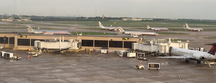 Aéroport international de Dallas Fort Worth (DFW) is one of Lieux qui ont plu à James.