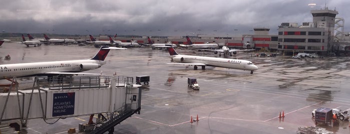 Atlanta Hartsfield–Jackson Uluslararası Havalimanı (ATL) is one of James'in Beğendiği Mekanlar.