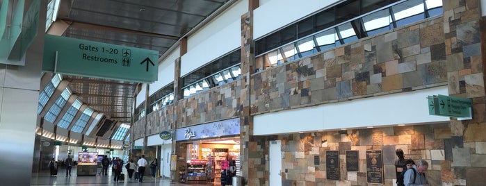 Will Rogers World Airport (OKC) is one of สถานที่ที่ James ถูกใจ.