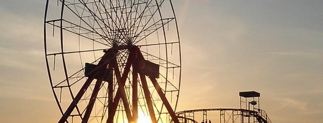 Pepsi Ferris Wheel is one of Lugares favoritos de Lizzie.