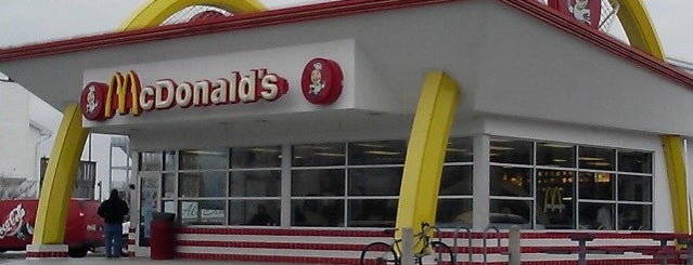 McDonald's is one of Locais curtidos por Mike.