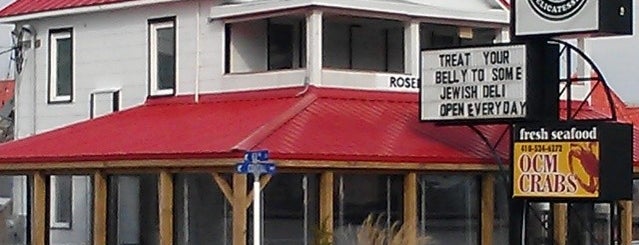 Rosenfeld's Jewish Delicatessen is one of Locais curtidos por Ronnie.