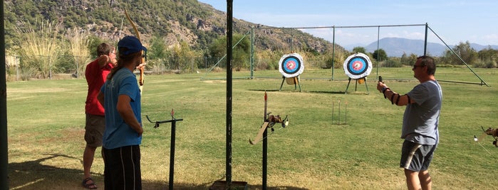 Hilton Dalaman Sarıgerme Tennis Courts is one of สถานที่ที่ FATOŞ ถูกใจ.