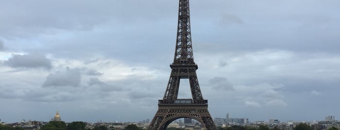 Torre Eiffel is one of Locais curtidos por €..