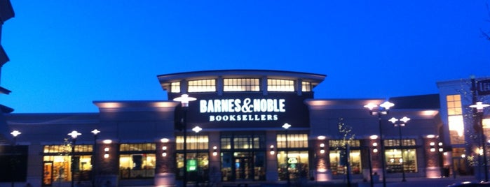 Barnes & Noble is one of Natasha : понравившиеся места.
