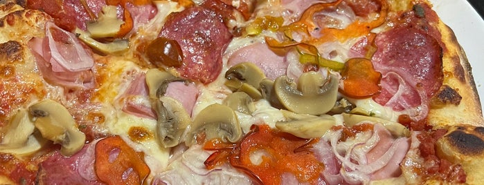Minuteman Revolutionary Pizza is one of สถานที่ที่ Douglas ถูกใจ.