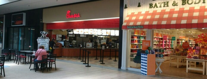 Chick-fil-A is one of Lugares favoritos de Amby.