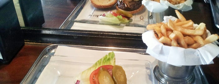 Wolfnights Chef Burger is one of Shacharさんのお気に入りスポット.