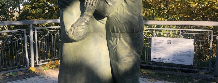 Памятник Вечной Любви Луиджи и Мокрины is one of Киев.