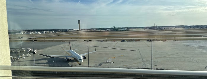 Renaissance Concourse Atlanta Airport Hotel is one of Nancy'ın Beğendiği Mekanlar.