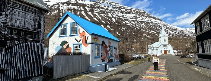Seyðisfjörður is one of Islàndia.