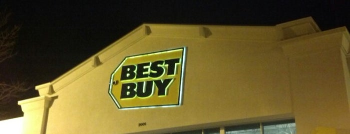 Best Buy is one of Tempat yang Disukai Theresa.