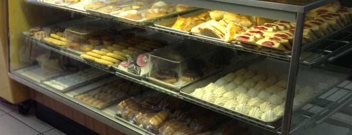 La Oriental Bakery is one of สถานที่ที่บันทึกไว้ของ Kimmie.