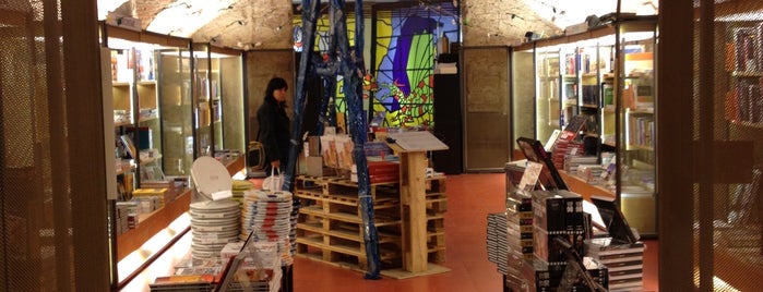 Happy Books - La Formiga d'Or is one of Librerías & Geek shops.