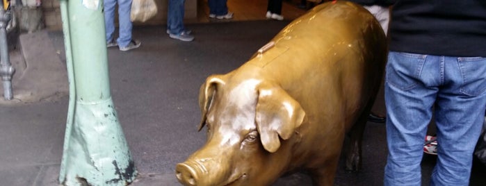 Rachel the Pig at Pike Place Market is one of สถานที่ที่ Jennifer ถูกใจ.