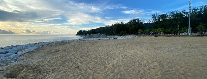 Pantai Teluk Gadong is one of @Dungun, Terengganu.