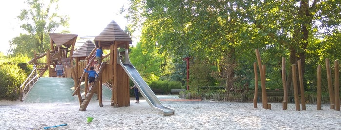 Plaine de jeux du parc Sény is one of parcs et terrain de jeu.