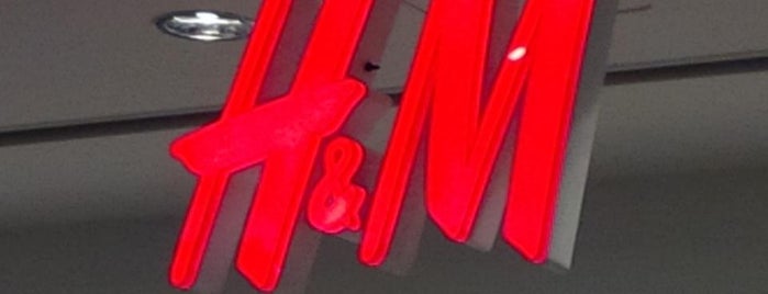 H&M is one of Tempat yang Disukai Cicely.