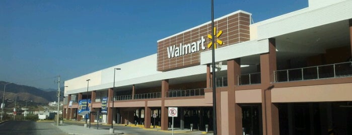 Walmart is one of Tempat yang Disukai Hector.