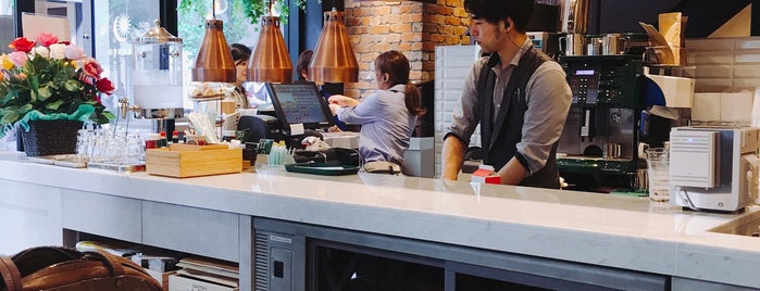 PRONTO 銀座並木通り店 is one of Top picks for Cafés.