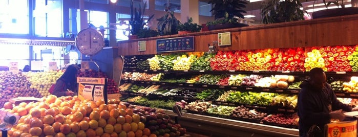 Whole Foods Market is one of Tempat yang Disukai Louisa.
