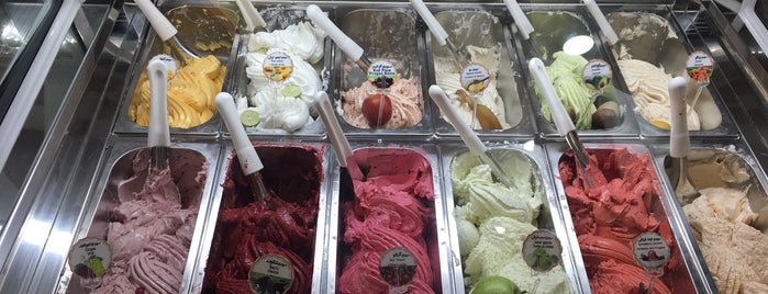Syda Ice Cream House | خانه بستنى سيدا is one of Posti salvati di Soheil.