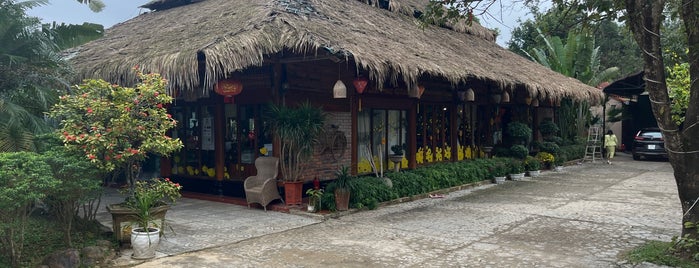 Phong Nha Lakehouse is one of Food.