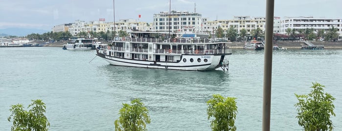 Halong Bay Cruise Pier is one of George'nin Beğendiği Mekanlar.