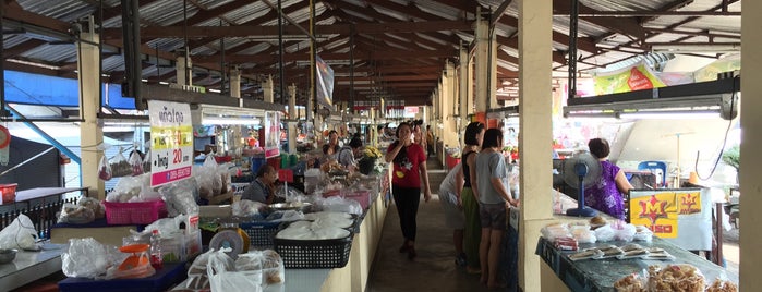 ตลาดแม่โจ้ is one of สถานที่ที่ Danny ถูกใจ.