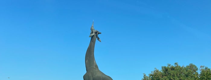 Giraffe Statue is one of Tallest US Statues.