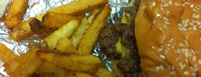 Five Guys is one of Lugares favoritos de Andreana.