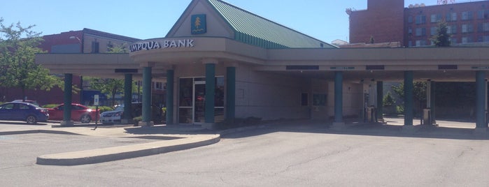 Umpqua Bank is one of Tempat yang Disukai Daniel.