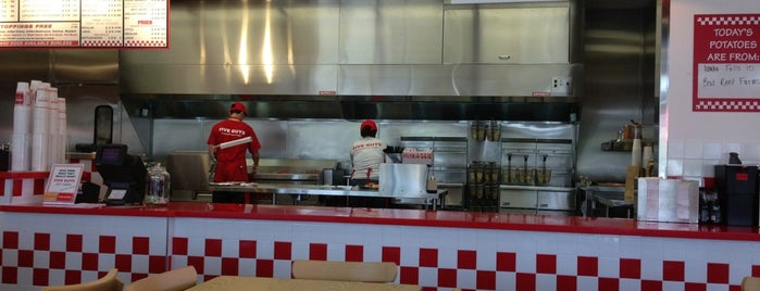 Five Guys is one of Lieux qui ont plu à Shawn.