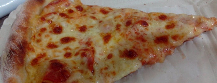 Pizza Pezzi is one of Locais curtidos por Miro.