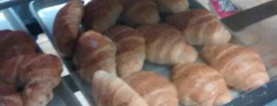 Croissants Alfredo is one of Andreaさんのお気に入りスポット.